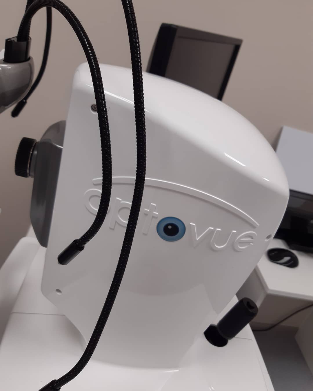 В нашей клинике появился оптический когерентный томограф последнего поколения компании Optovue (США) - RTVue-100 XR Avanti. Позволяет получать ОКТ-ангиографию - исследования сосудов сетчатки и сосудистой оболочки без использования красителей. Данный прибор отличается от предыдущего поколения наличием специальных следящих систем и прогрессивного программного обеспечения, что даёт максимально качественные сканы сетчатки, зрительного нерва, роговицы, структур угла передней камеры, даже в случаях с неполной прозрачностью оптических сред глаза (при большинстве катаракт, помутнениях стекловидного тела и роговицы).#крылов#жабрансаад#окулюсартсвк#микрохирургияглаз#новоезрение#optovue#окт#томограф#зрительныйнерв#сетчатка#ангиография#дистрофия#технологии#пациенты#офтальмохирург#окулист26#ставрополь#фэм#иол#фрк#ласик#афлиберцепт#катаракта#роговица#сканы#